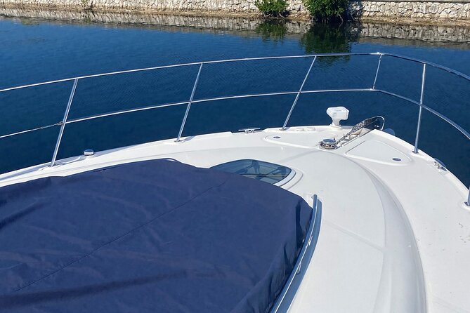 Private Yacht 48 ft Sting Ray City, Snorkel & Starfish Beach - Meeting the crew at Cayman Islands Yacht Club